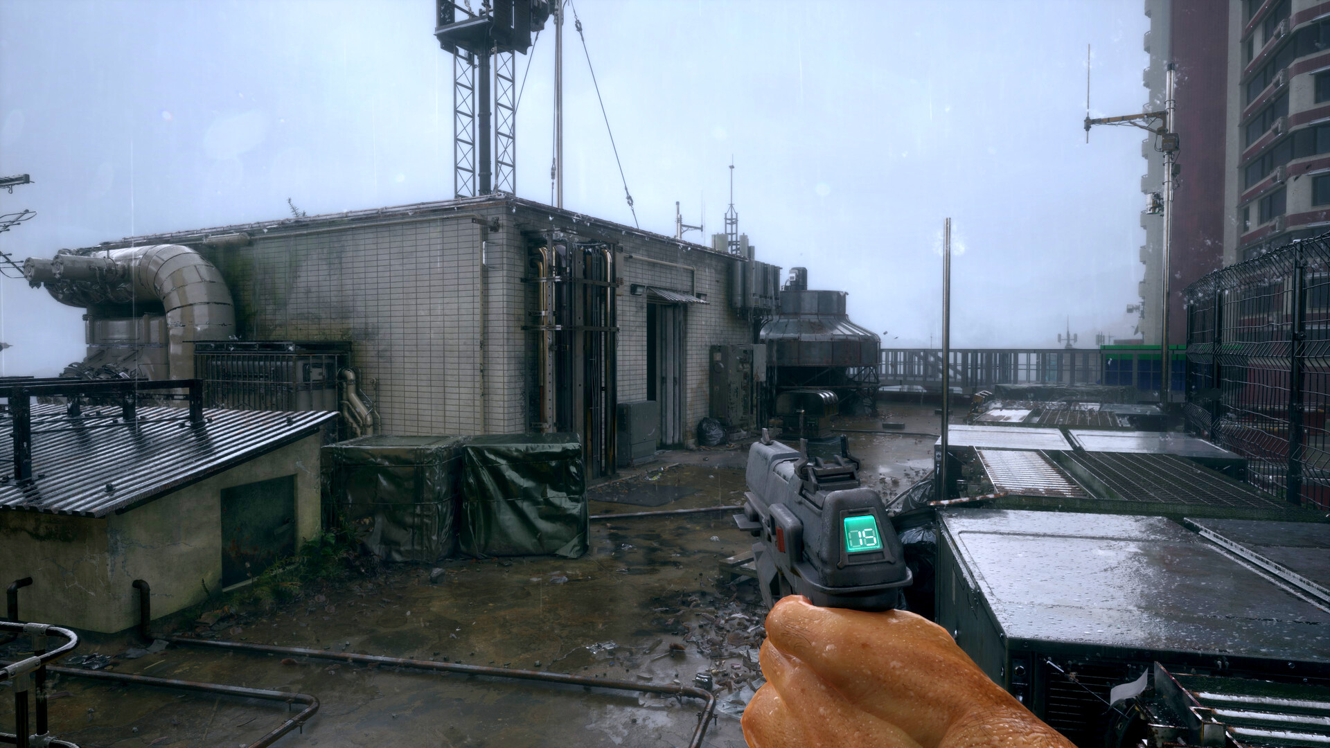First-person view of a pistol with a green ammunition counter, raised on a rain-slicked Port Desire rooftop of ducting and aerials
